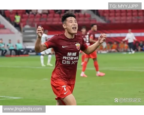 足球杯赛场上的魅力与实力并存 最帅球星盘点与风采展示